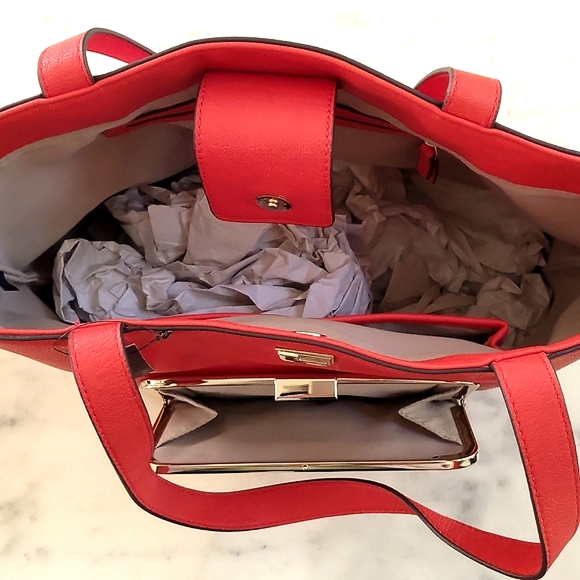 NWT. The Limited big and bright shoulder bag. - Picture 3 of 4